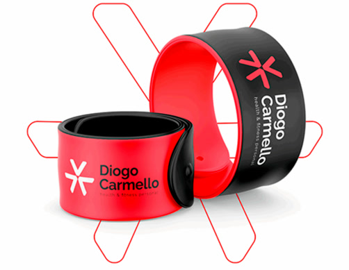 Pulseiras vermelha e preta com a marca Diogo Carmello