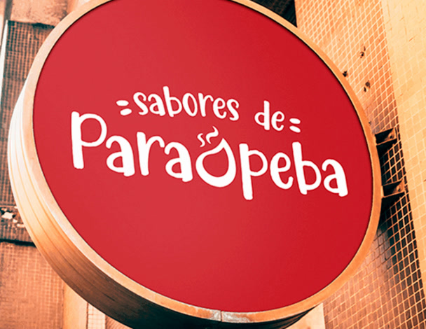 Placa redonda vermelha com o logotipo Sabores de Paraopeba